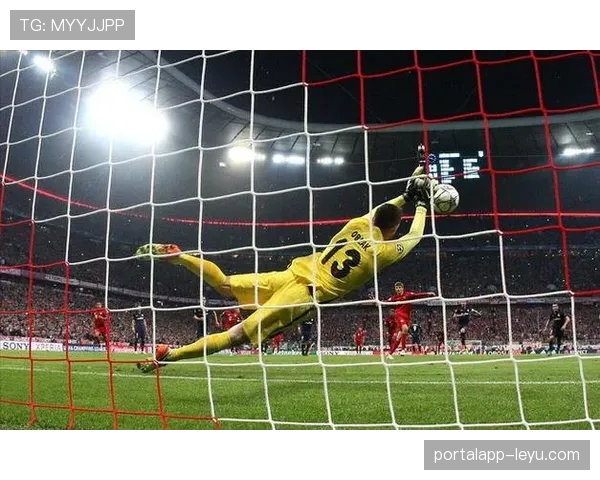 队友掷界外回传门将，规则到底允许门将用手接球吗？